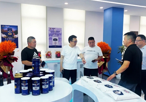 郑州仲和餐饮治理有限公司行政总厨秦广民一行三人，莅临郑州马吉尔食品工业园区调查互换！