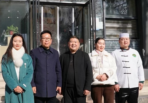 郑州马吉尔食品有限公司董事长马董与河南省豫菜文化钻研会胡辣汤专业委员会一行，共同走进传承老味路的膳寿福胡辣汤！